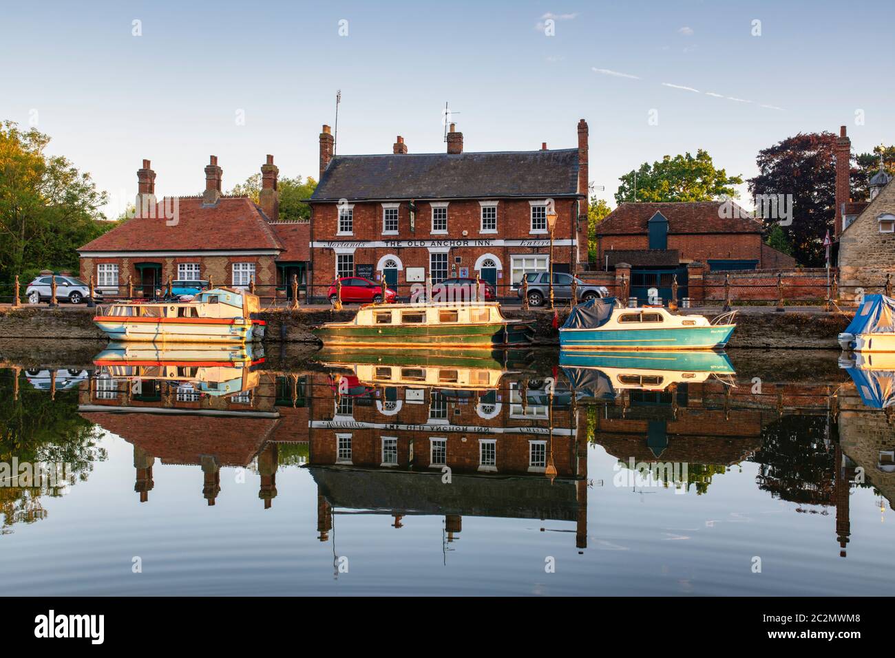 L'ancienne auberge Anchor et les bateaux avec réflexion au lever du soleil. Abingdon sur la Tamise, Oxfordshire, Angleterre Banque D'Images