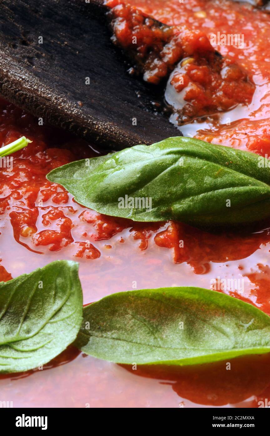 Préparation de la sauce tomate pour les pâtes Banque D'Images