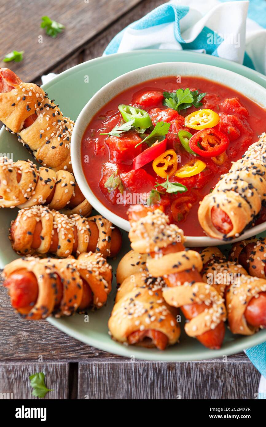 Cochons dans une couverture avec une salsa de tomate épicée Banque D'Images