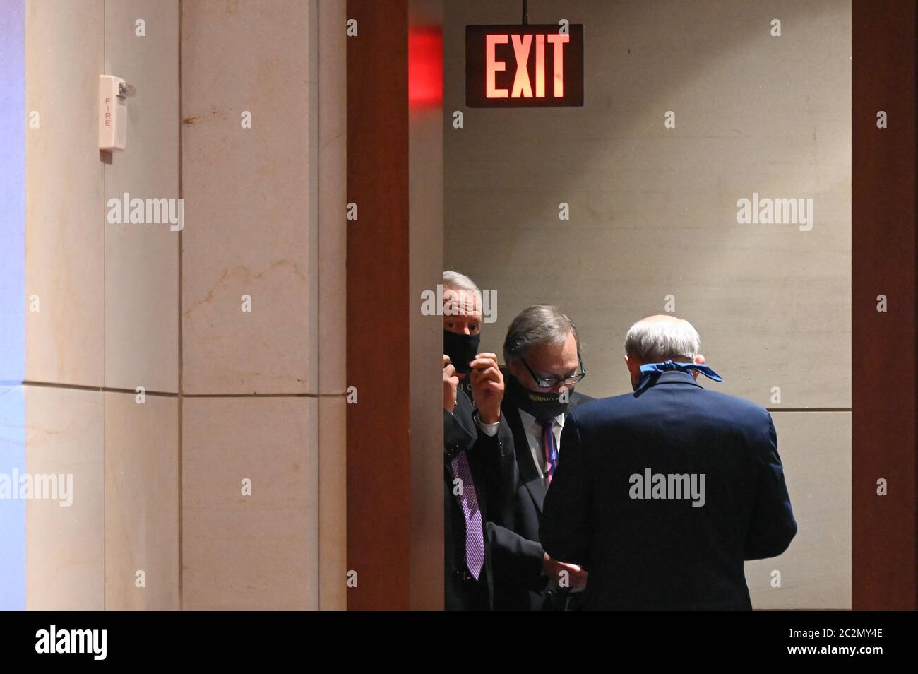 Les membres du Comité judiciaire de la Chambre des États-Unis se sont réunis à l'entrée lors d'une majoration sur H.R. 7120, la « Justice in police Act of 2020 », à Washington, DC, États-Unis, le mercredi 17 juin 2020. Le projet de loi de la Chambre faciliterait les poursuites et les poursuites contre les officiers, et interdirait aux officiers fédéraux d'utiliser des mises en attente pour étouffer les poursuites, de s'interdire le profilage racial, de mettre fin à des mandats de perquisition sans heurts dans les affaires de drogue, de créer un registre national des infractions à la police, et exigent des services de police locaux qui obtiennent des fonds fédéraux pour mener une formation sur les préjugés. Crédit : Erin Scott/Pool via CNP | utilisation dans le monde entier Banque D'Images