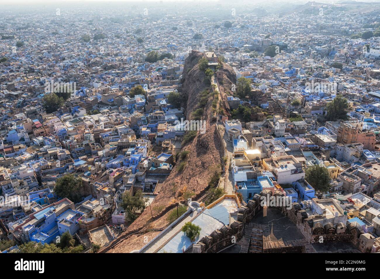 La vue sur la ville de Jodhpur et les collines de pachetia depuis le sommet du fort de Mehrangarh à Jodhpur, en Inde Banque D'Images