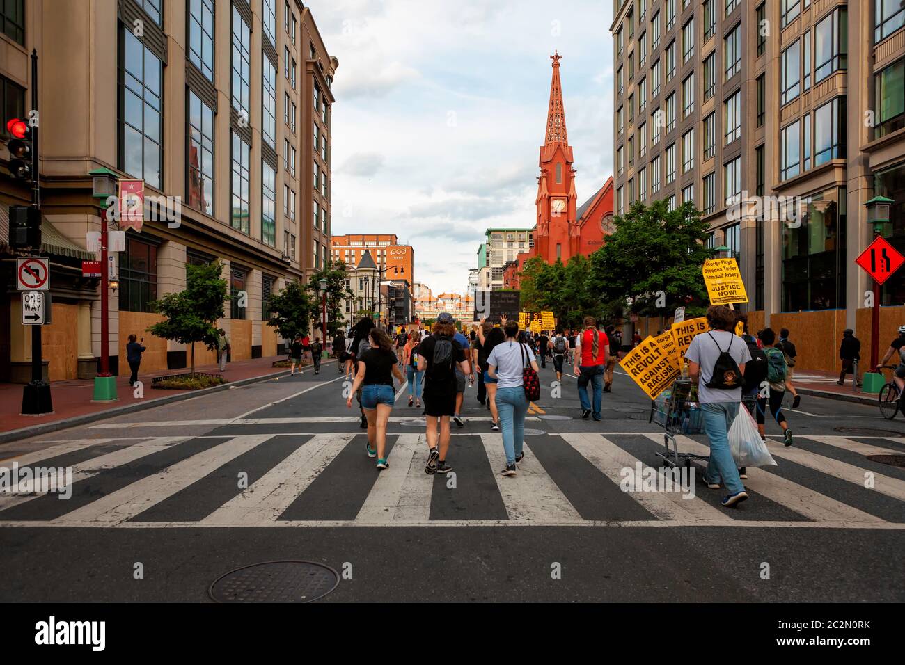 Les manifestants marchent vers l'Arc de l'amitié à Chinatown lors d'une marche contre la brutalité policière envers les gens de couleur, Washington, DC, États-Unis Banque D'Images