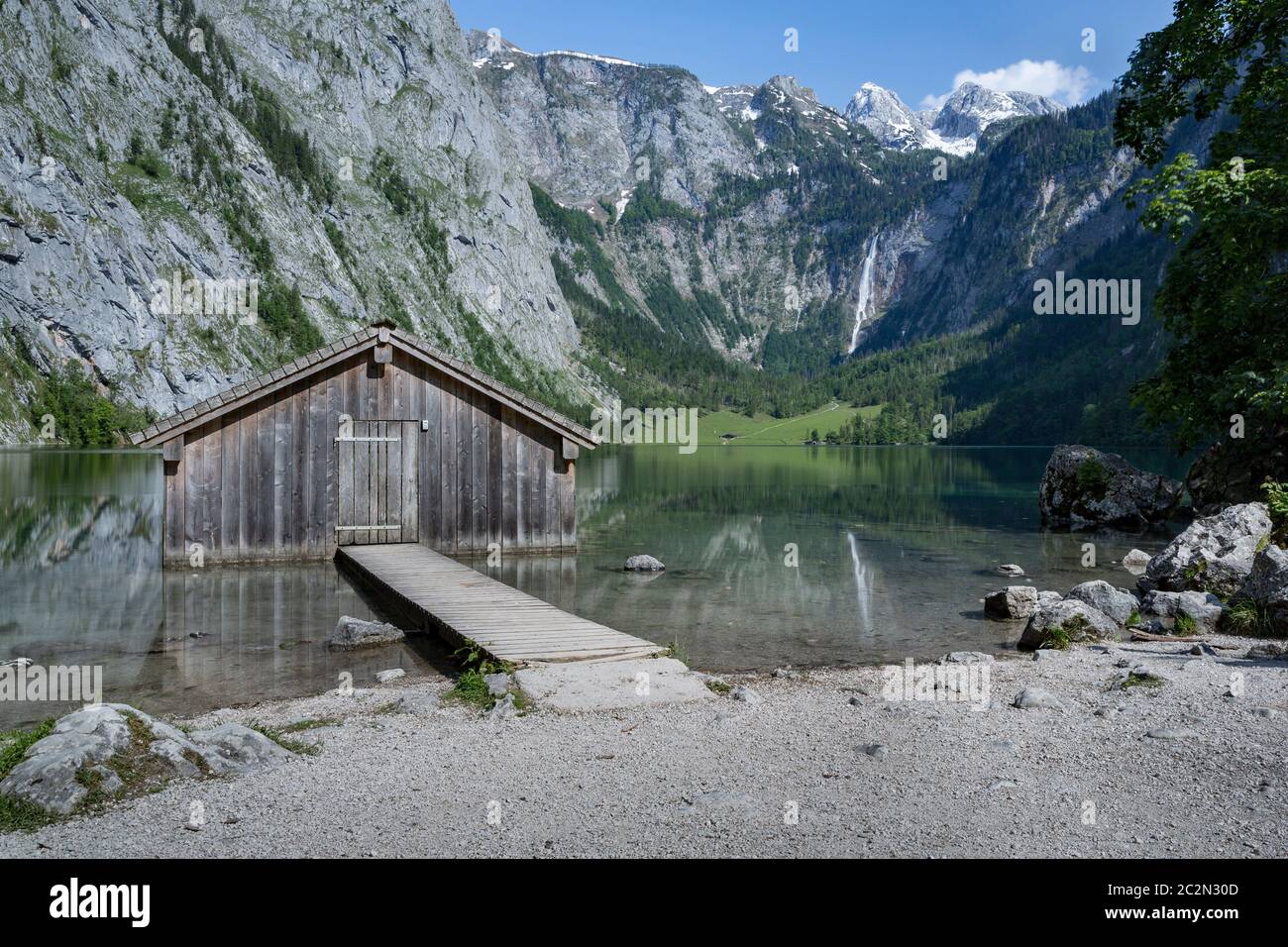 Hutte en bois au lac Obersee en Bavière, Allemagne, en été Banque D'Images