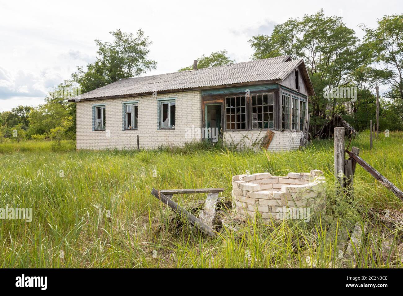 Maison abandonnée dans la zone d'exclusion de Tchernobyl en Biélorussie (Russie-blanc) Banque D'Images