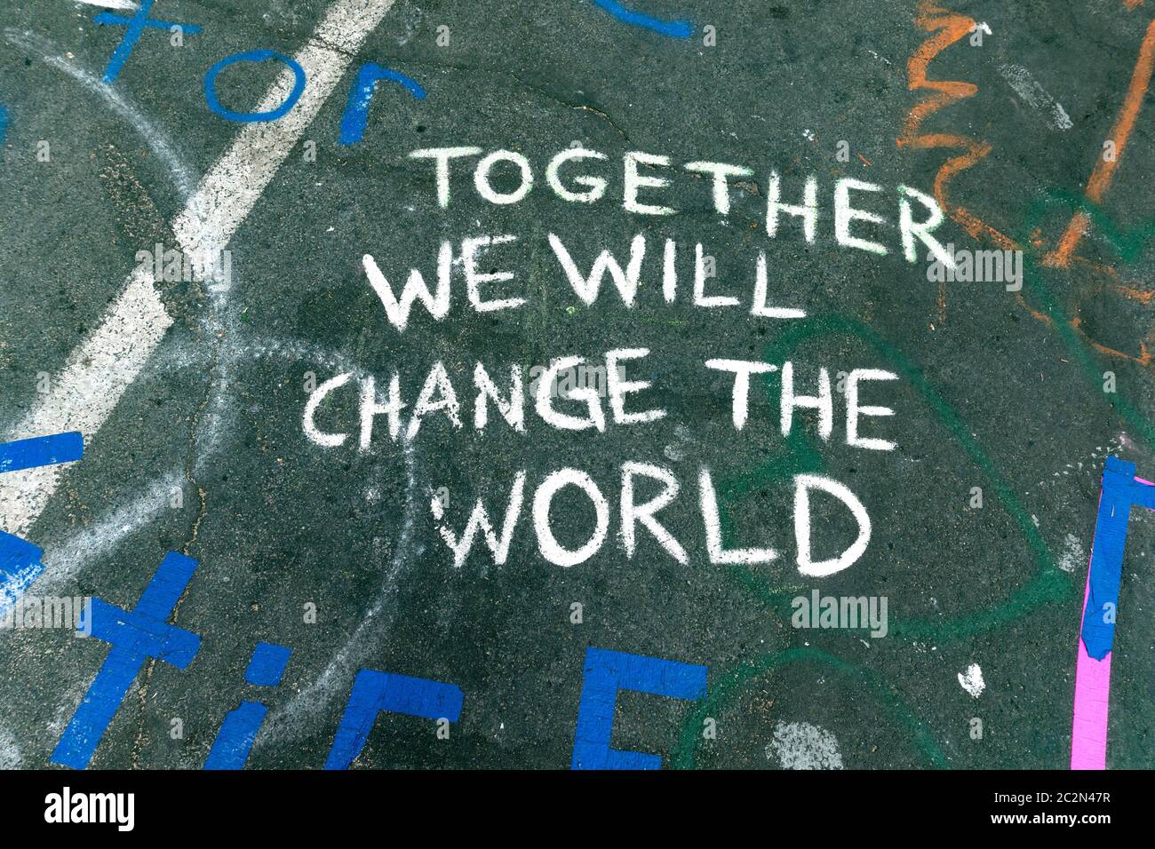 Admonition "ensemble, nous allons changer le monde" sur la chaussée à 38e et Chicago où George Floyd est mort. Minneapolis Minnesota MN États-Unis Banque D'Images