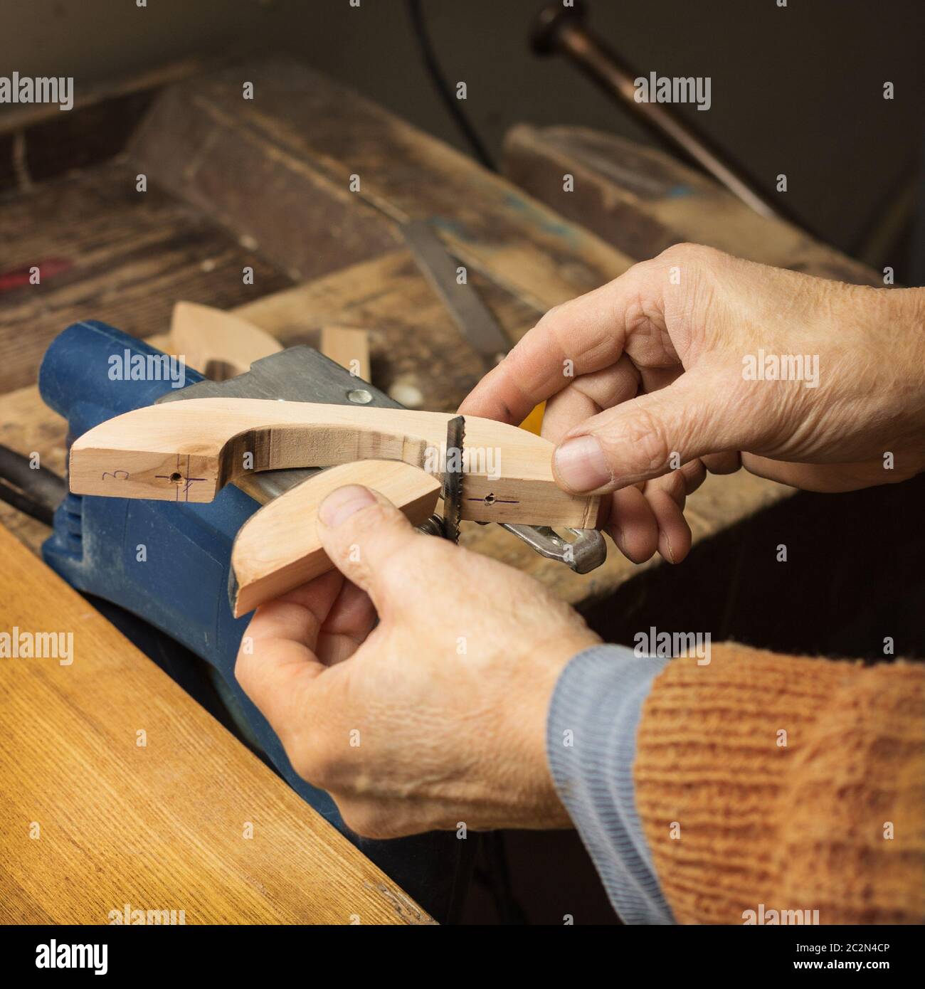 Poignées en bois pour meubles en aulne Banque D'Images