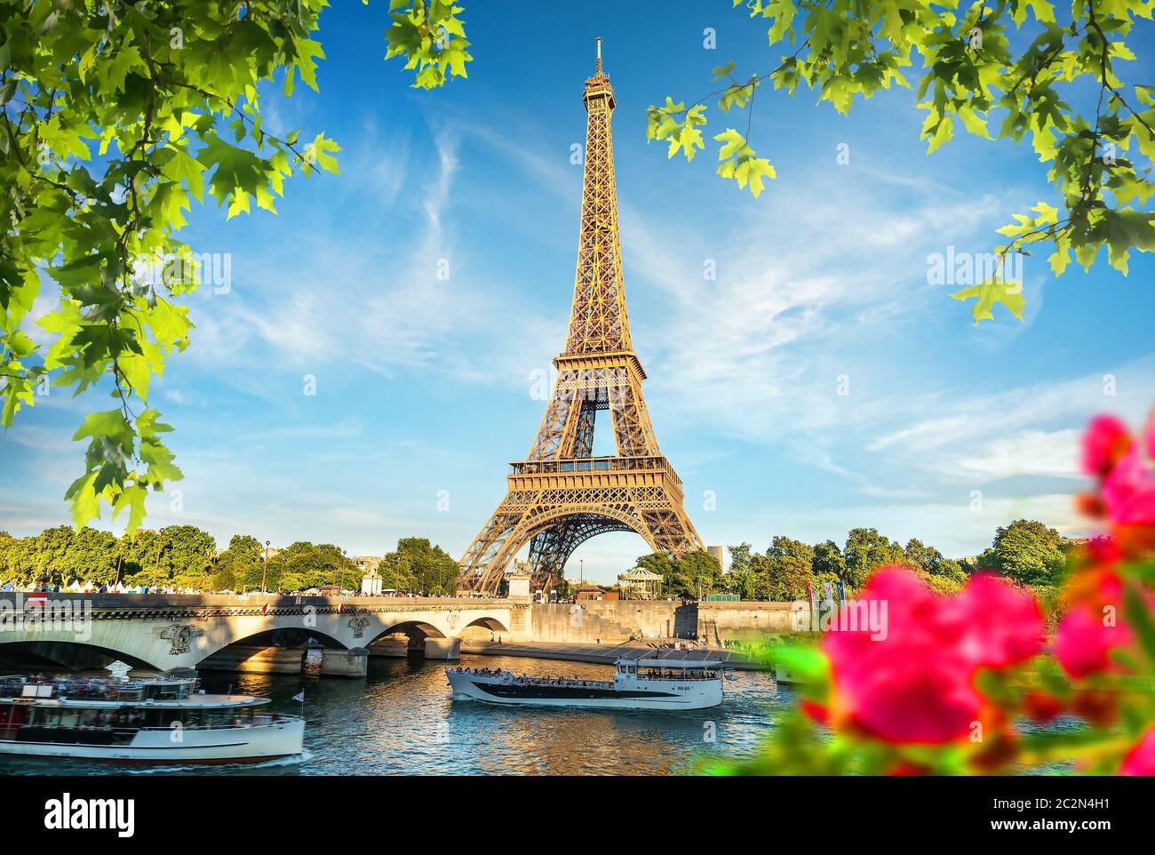 Tour Eiffel et pont Iena sur la Seine sur la Seine à Paris, France Banque D'Images