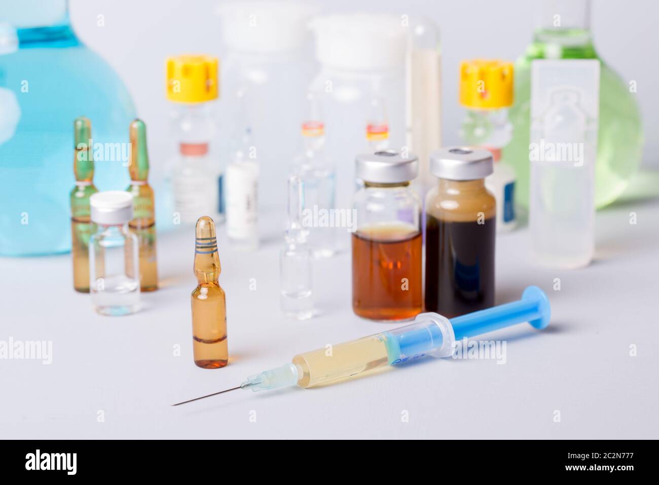 Les seringues avec ampoules de médicaments Banque D'Images