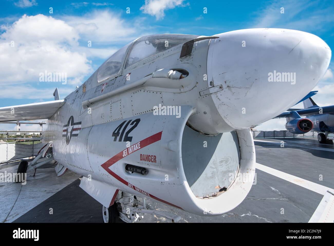 Le pont de vol d'un avion de chasse du porte-avions naval présente des avions historiques de l'époque de la guerre mondiale du vietnam deux complexe industriel militaire de l'irak. Banque D'Images
