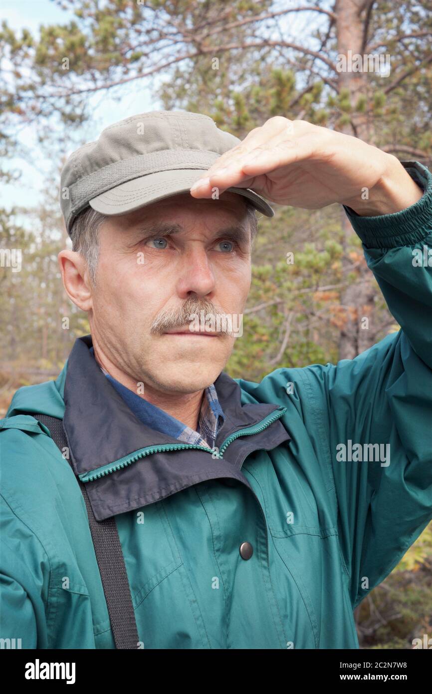 Un voyageur âgé qui regarde la distance Banque D'Images