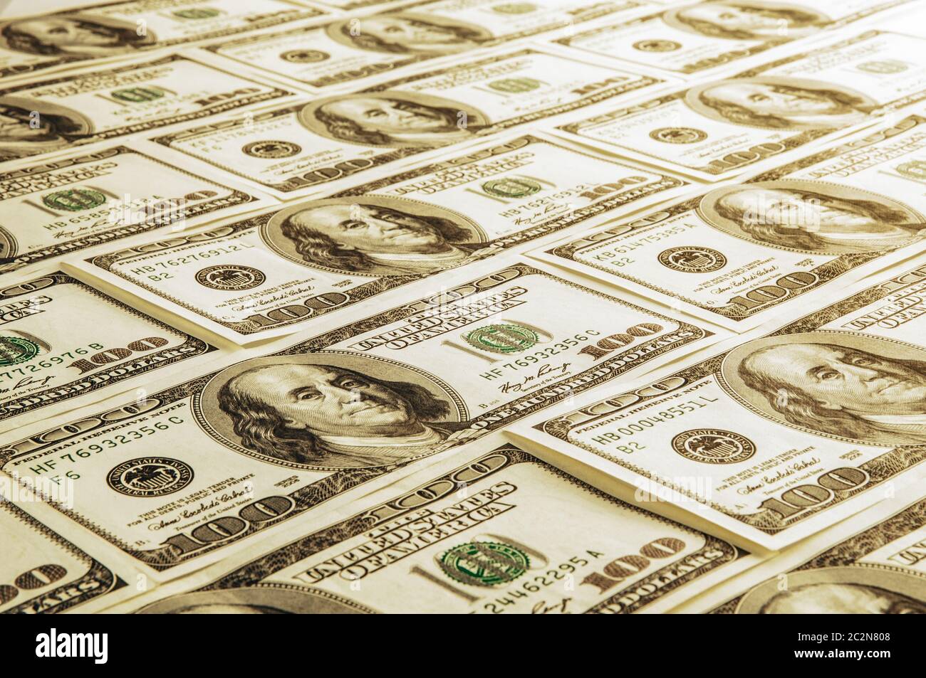 Un tas de cent billets américains avec le président les portraits. Paiement de cent billets d'un dollar, dollar image d'arrière-plan. Banque D'Images
