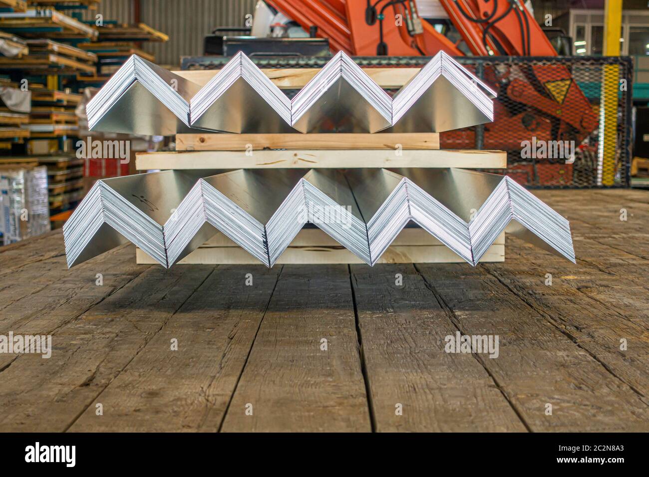 Matériaux de couverture de solin métallique sur la caisse du camion pour  livraison Photo Stock - Alamy