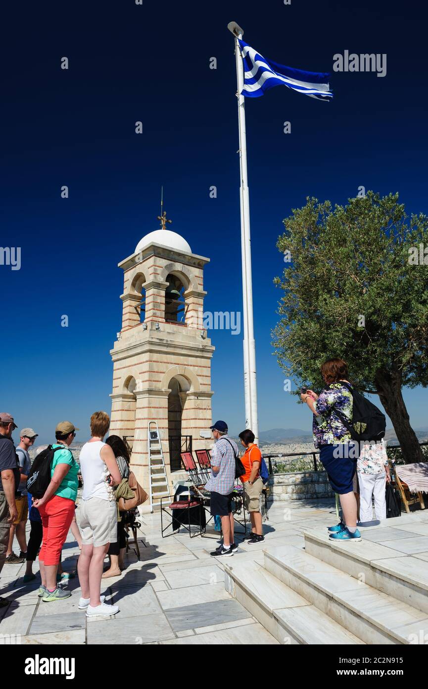 Les touristes en haut du mont Lycabette, Athènes, Grèce Banque D'Images