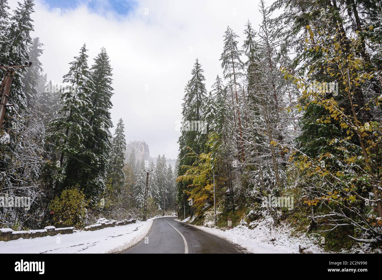 Route de montagne dans le Canyon de Bicaz, Roumanie, plus tard à l'automne Banque D'Images