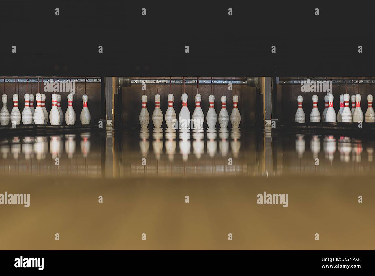 Concept loisirs, divertissement et activités. Arrière-plan abstrait avec espace de copie de piste de bowling en parquet ancien et foncé avec des épingles blanches à la fin de Banque D'Images