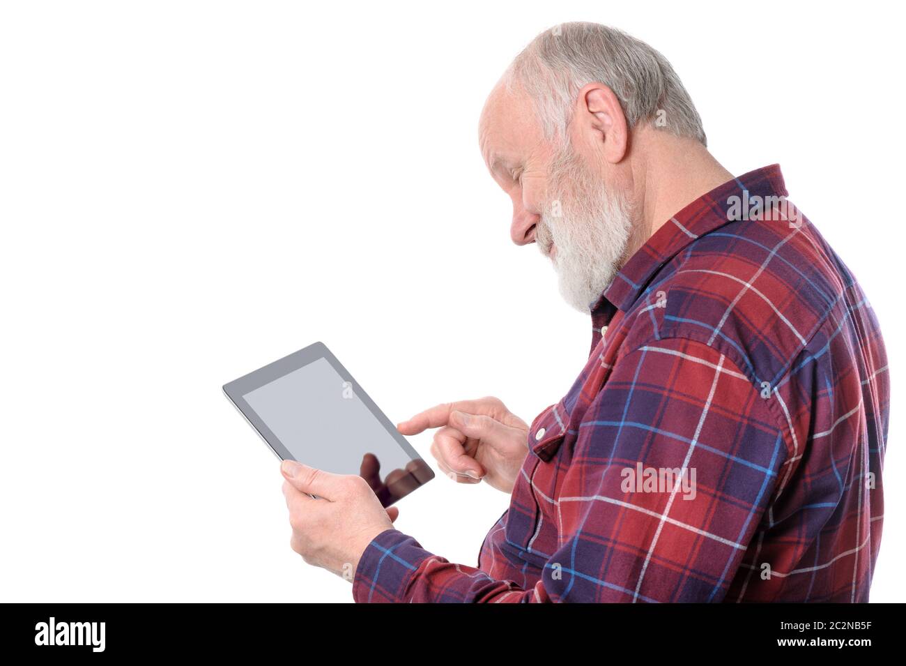 Man smiling tout en le faisant avec quelque chose à l'écran de l'ordinateur tablette, isolated on white Banque D'Images