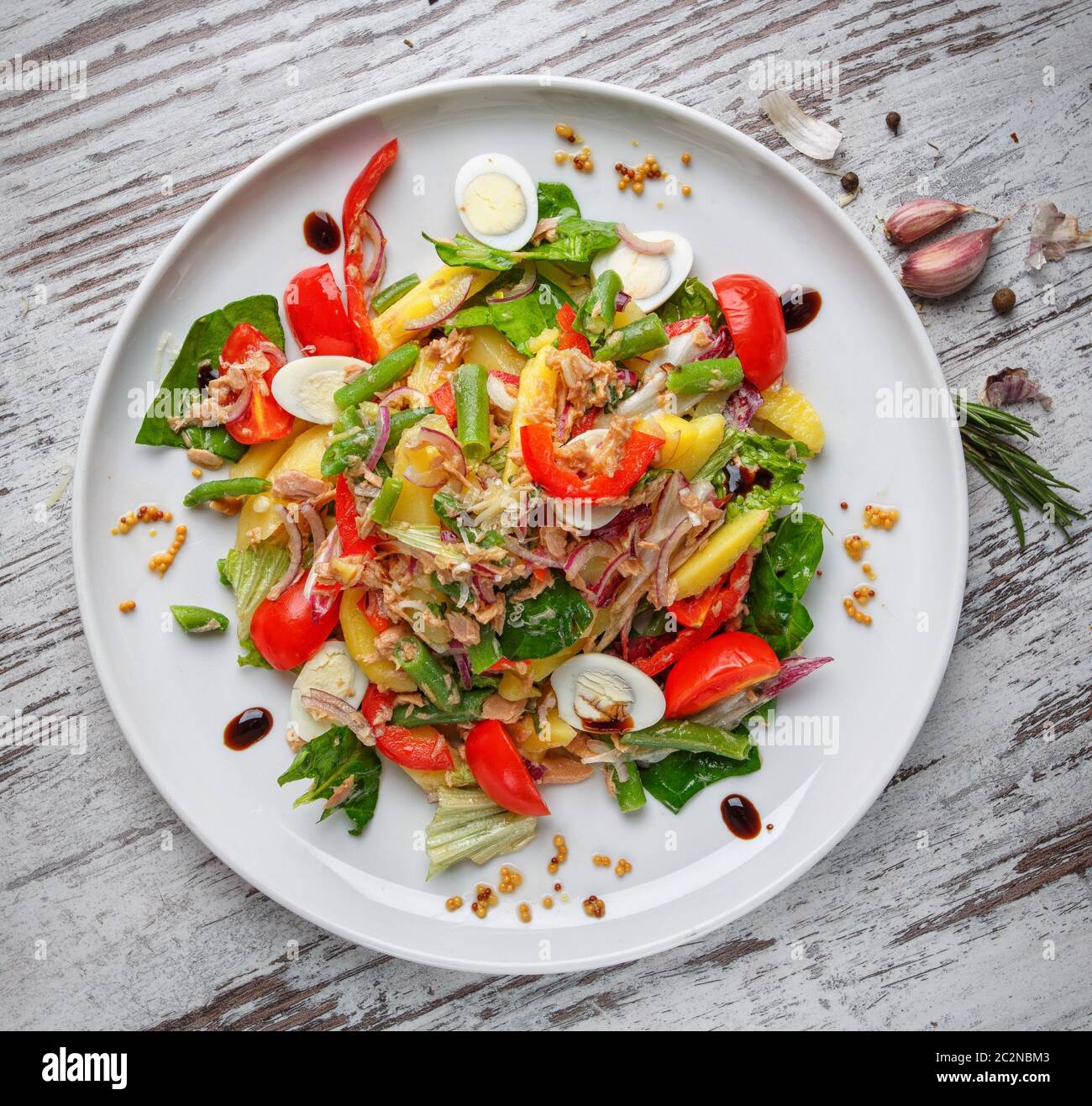 Plats sur la table dans le restaurant. Salade d'oeufs de cailles, les haricots en dosettes, tomates, oignons et d'autres ingrédients. Sur un fond clair. Flay la Banque D'Images