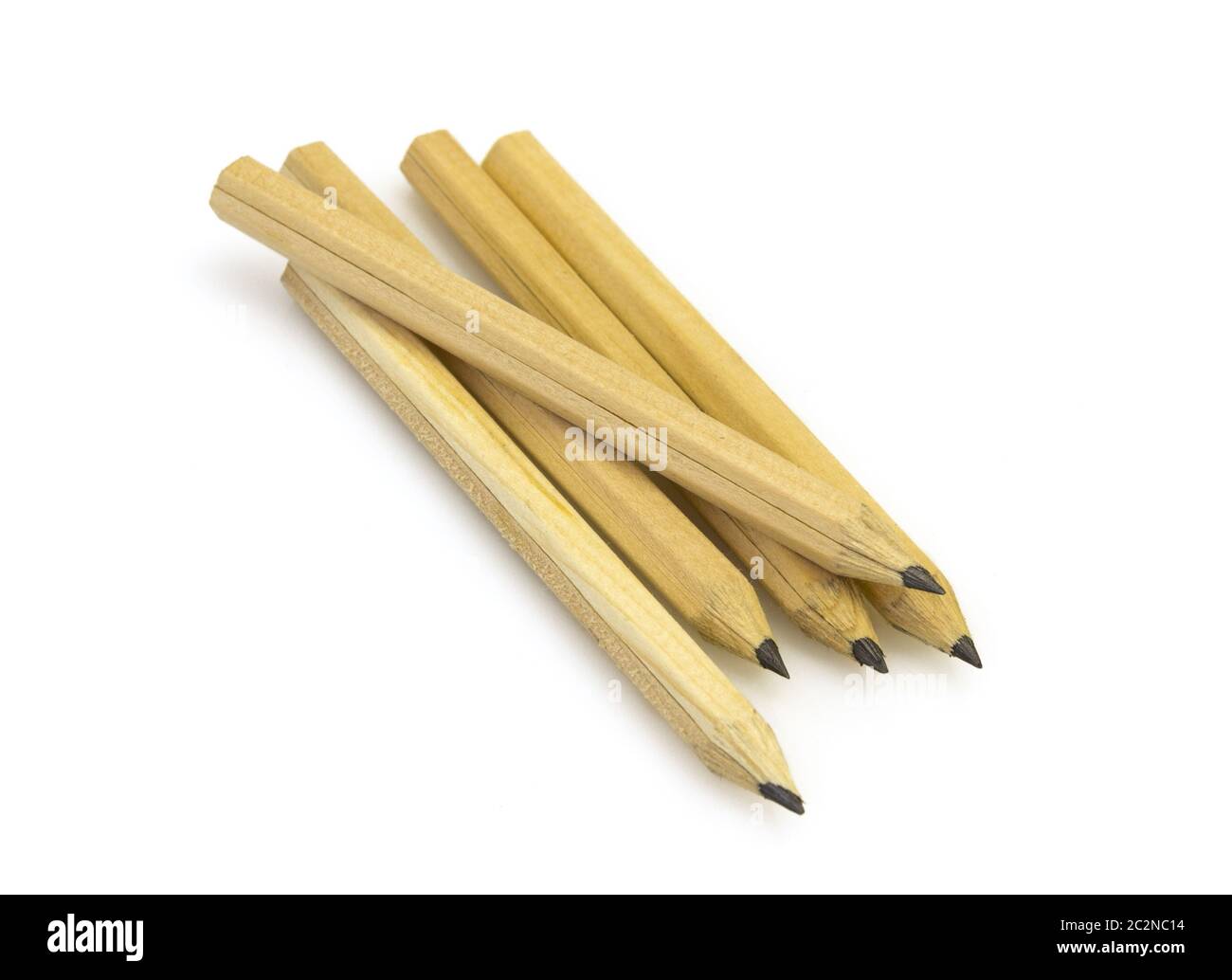 Crayons ordinaire jaune sur fond blanc. Banque D'Images