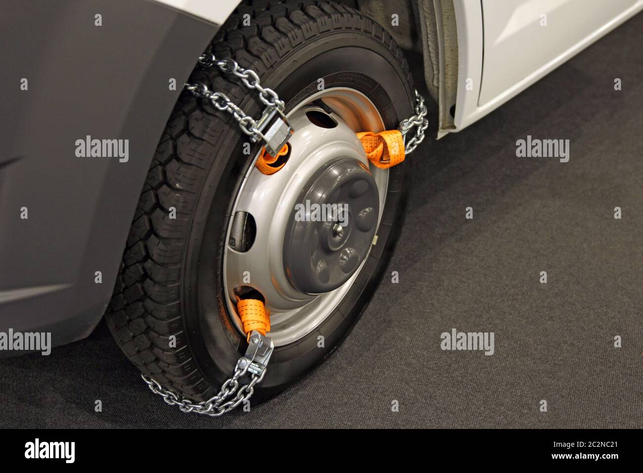 La neige les chaînes pour la voiture roues sur fond noir Banque D'Images