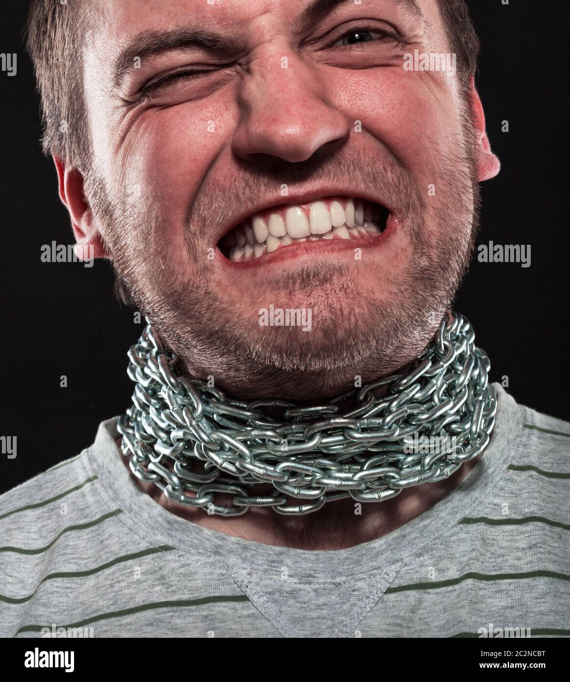 Homme qui crie avec fer à repasser la chaîne autour du cou Photo Stock -  Alamy