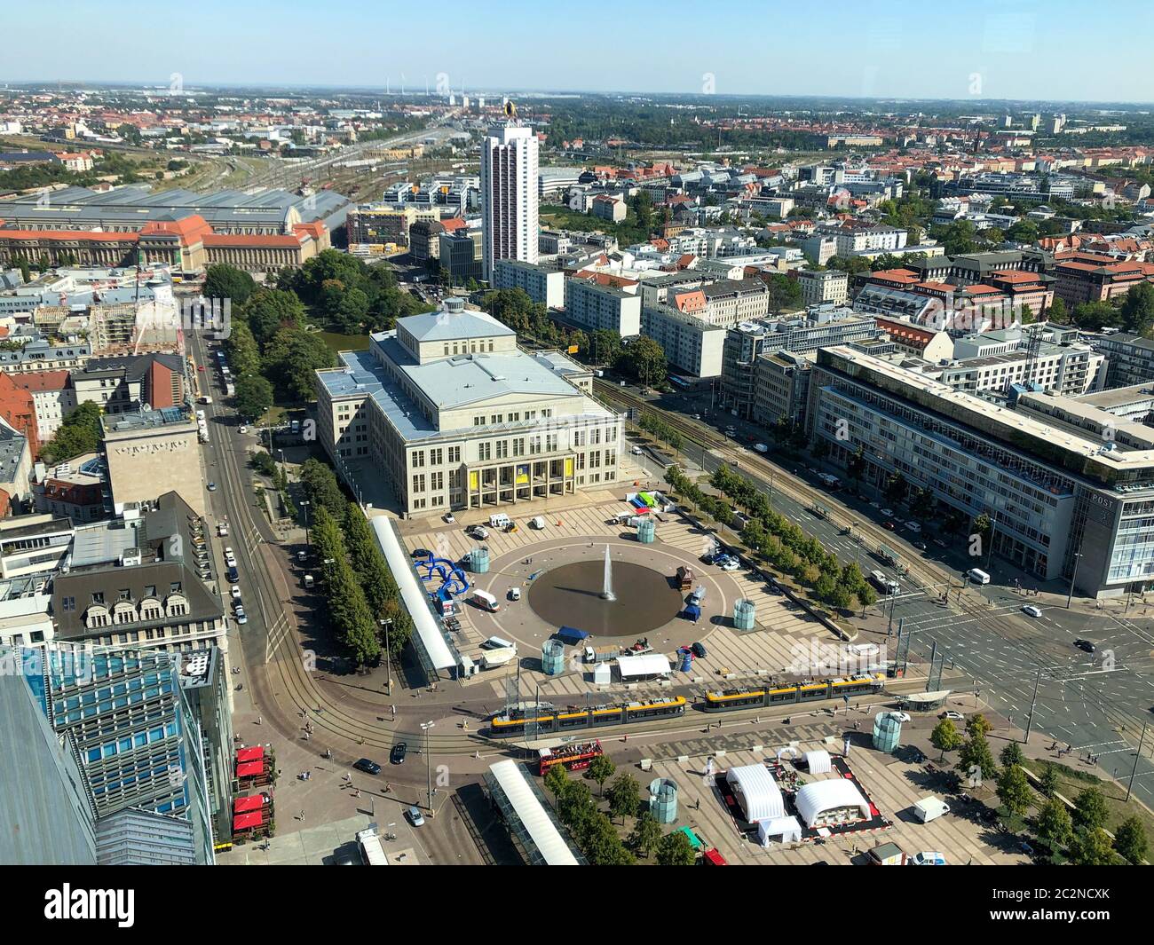 La vue de Leipzig avec le célèbre opéra, l'Augustusplatz et en arrière-plan la gare principale avec le ciel bleu par une journée ensoleillée. Banque D'Images