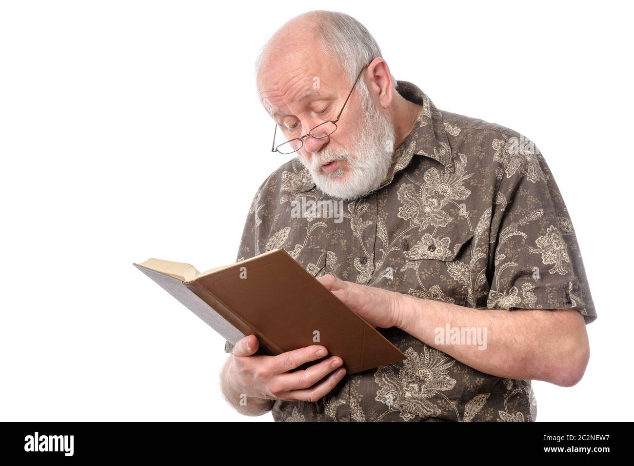 Homme âgé avec des lunettes lisant un livre Banque D'Images