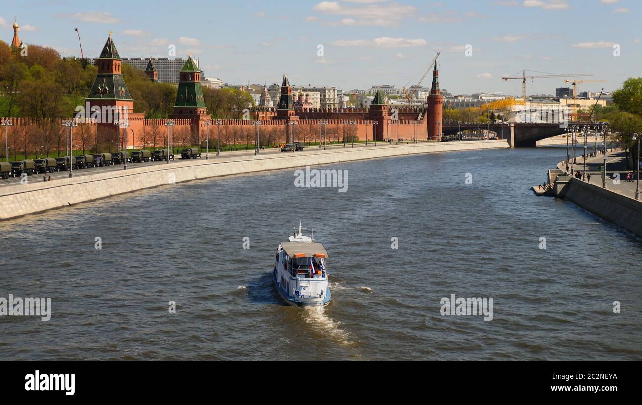 MOSCOU - MAI 7 : remblai du Kremlin. Navigation sur le fleuve de Moscou, le 7 mai 2017 à Moscou, Russie. Banque D'Images