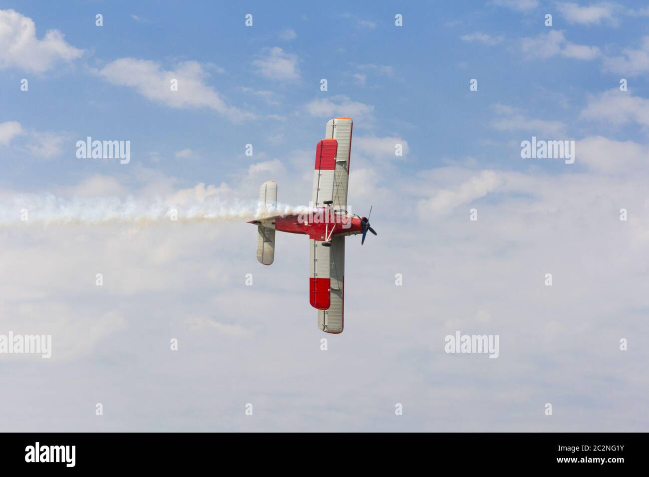 Un avion-2 dans un virage contre le ciel avec des nuages Banque D'Images