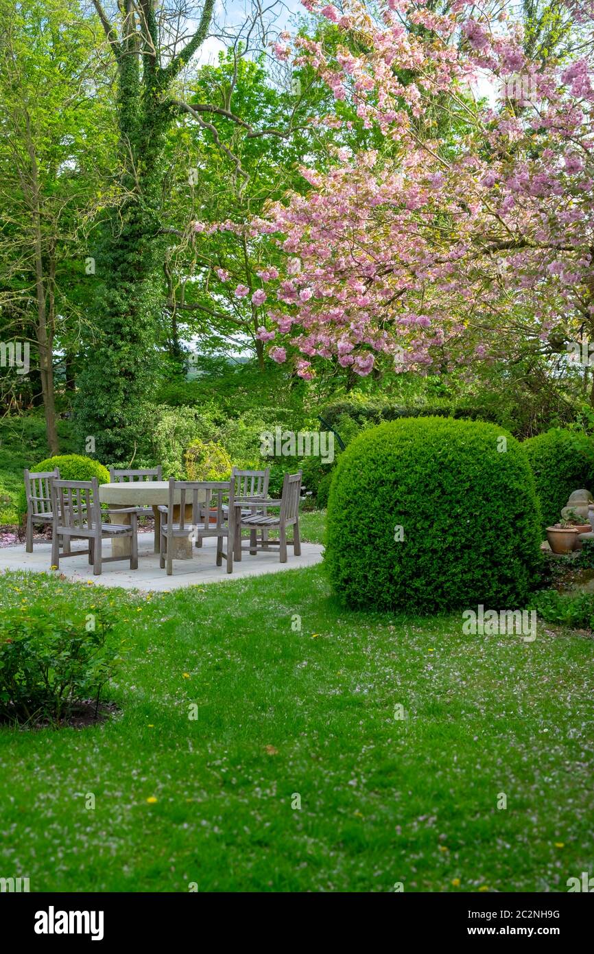 beau jardin avec table et chaises Banque D'Images