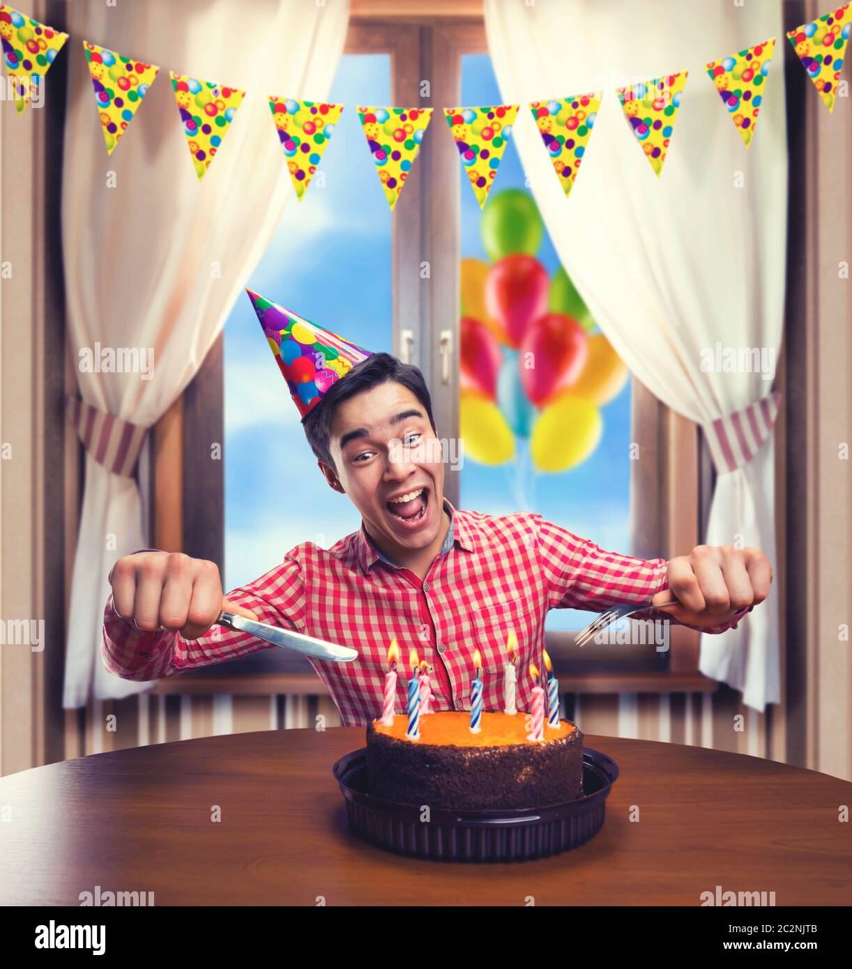 Joyeux Anniversaire Garcon Mangeant Un Gateau Avec Des Bougies Photo Stock Alamy