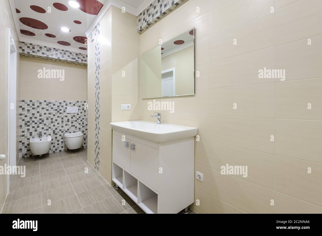 Salle de bains avec miroir intérieur, locker, wc et bidet Banque D'Images