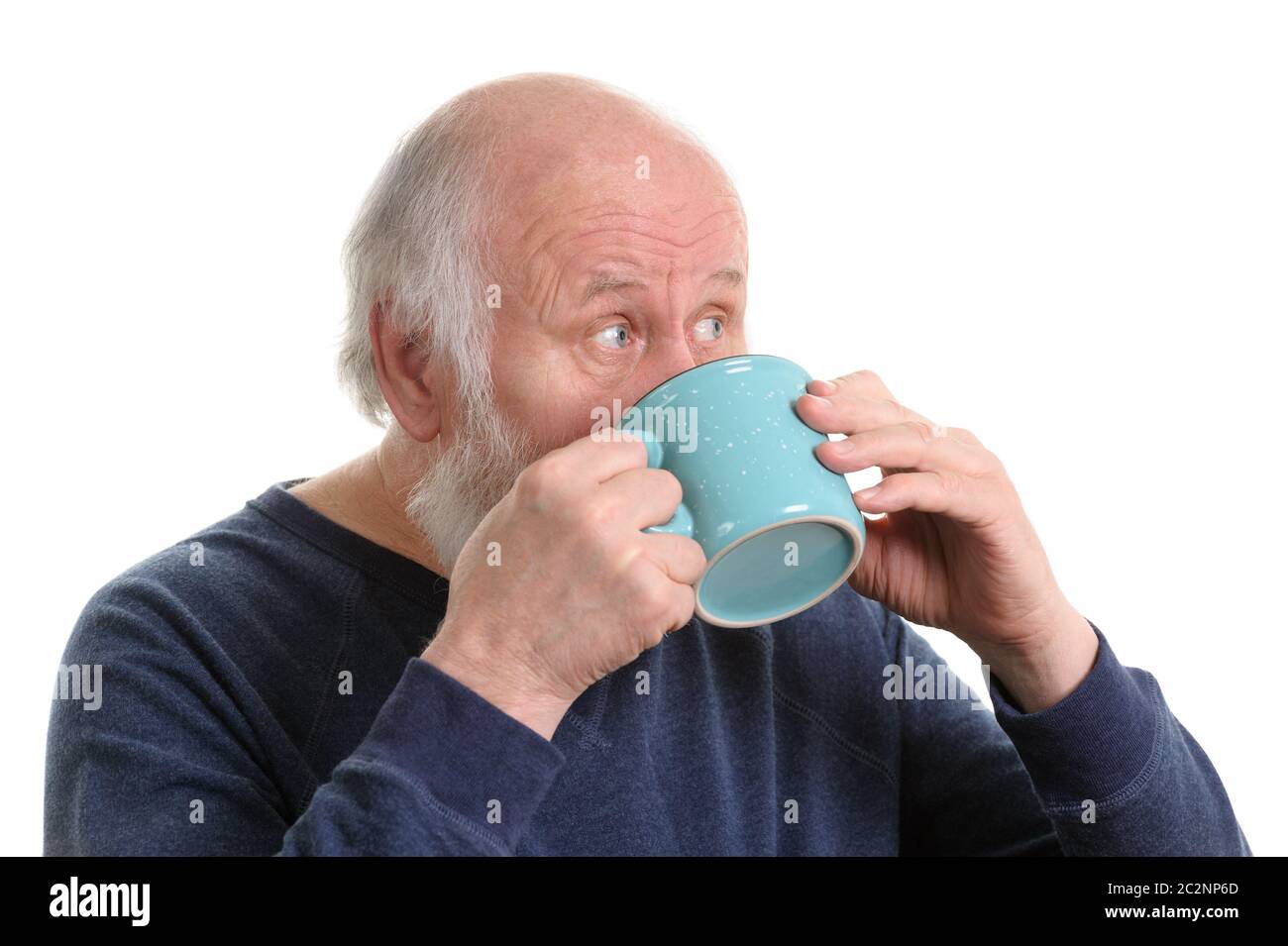 Un homme âgé avec une tasse de thé ou café isolated on white Banque D'Images