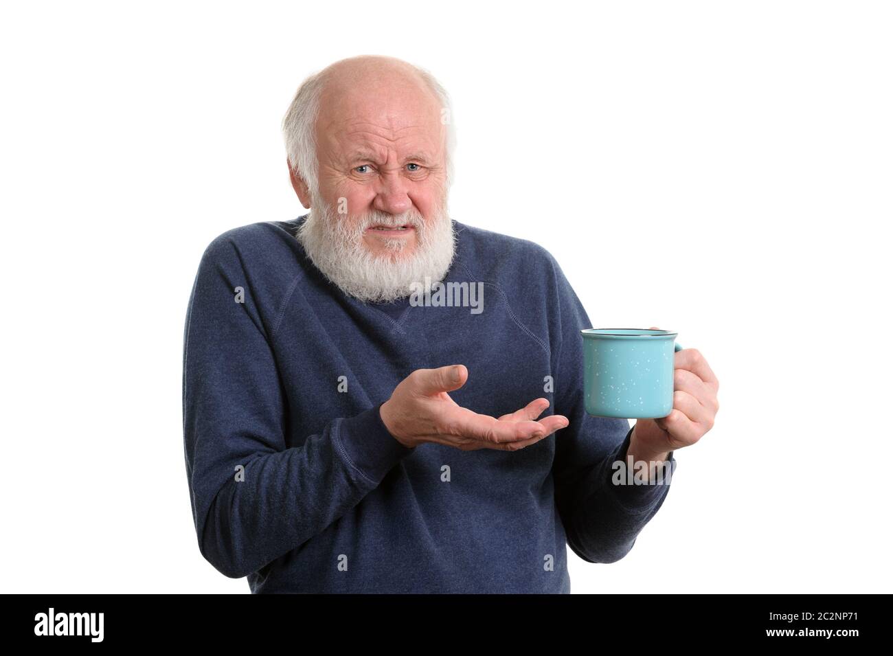 Malheureux homme âgé avec une tasse de mauvais thé ou café isolated on white Banque D'Images