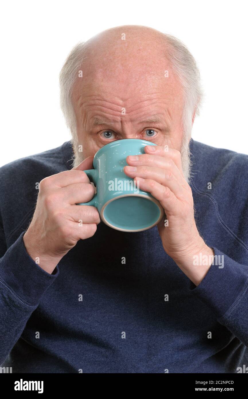 Homme âgé buvant dans une tasse, isolated on white Banque D'Images