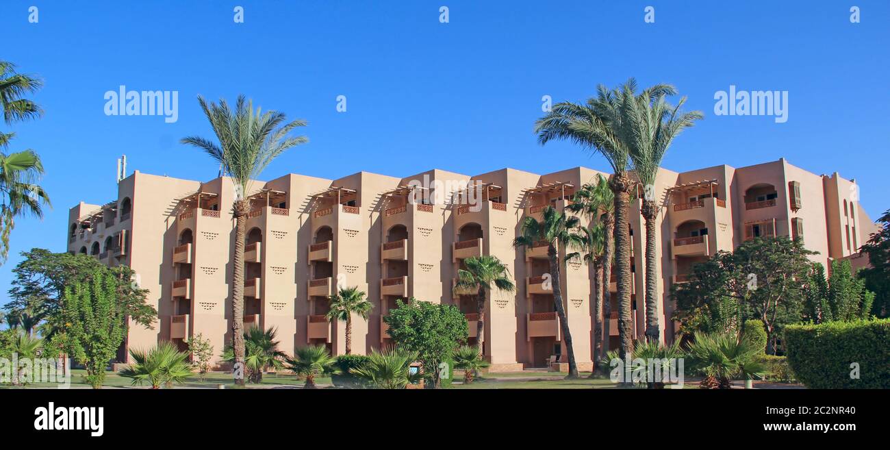 Complexe tropical en Egypte. Palmiers et végétation tropicale dans la cour du complexe Banque D'Images