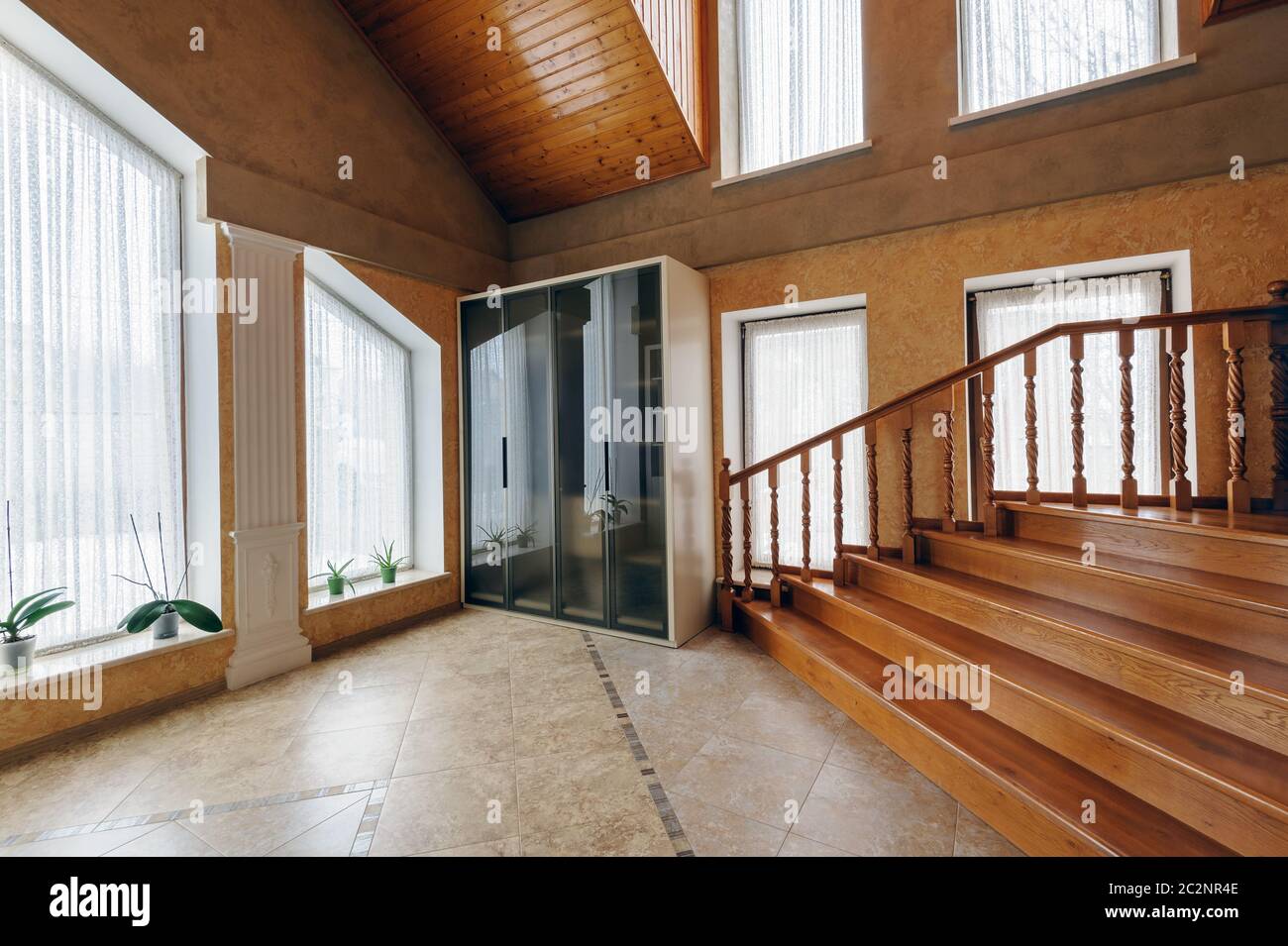 Hall d'entrée d'une maison moderne avec des escaliers en bois Banque D'Images