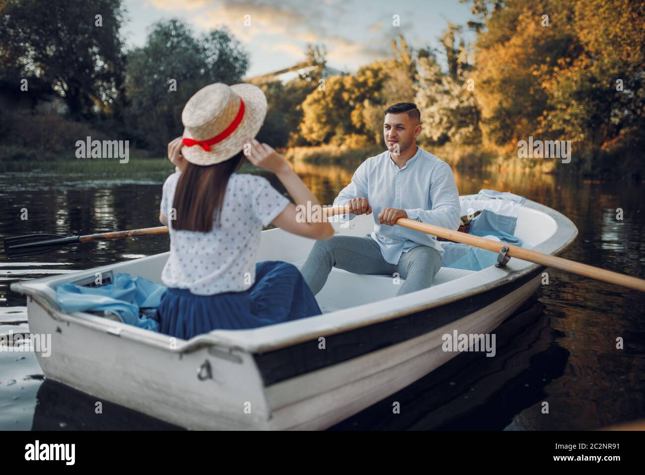 J'adore faire du bateau en couple sur le lac le jour de l'été. Données romantiques, promenade en bateau, homme et femme marchant le long de la rivière Banque D'Images