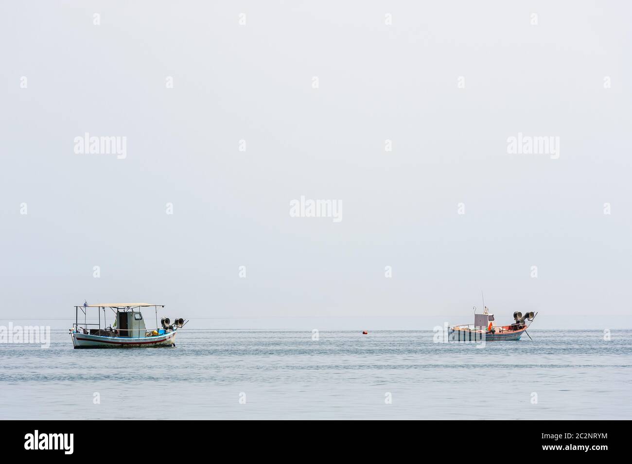 Deux petits bateaux de pêche à la surface de la mer Banque D'Images