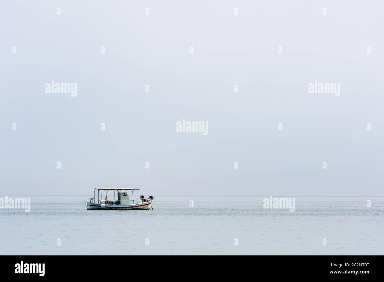 Deux petits bateaux de pêche à la surface de la mer Banque D'Images