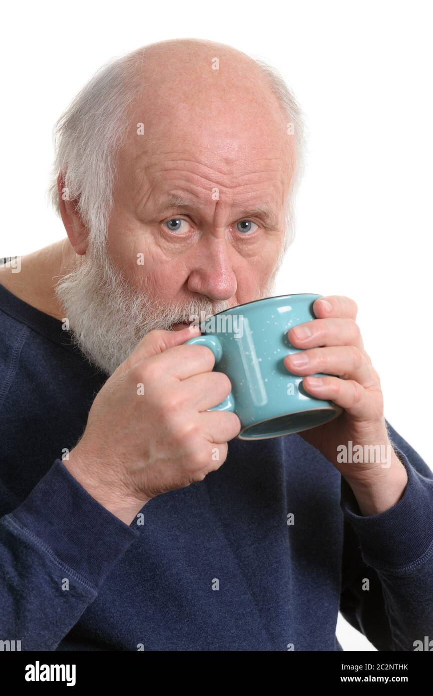 Homme âgé buvant dans une tasse, isolated on white Banque D'Images