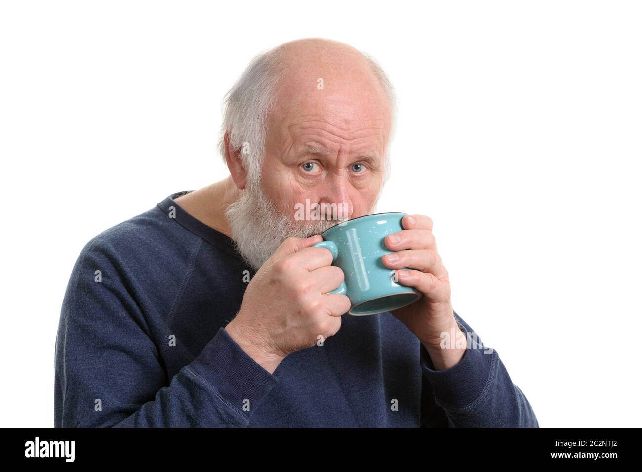Homme âgé buvant dans une tasse, isolated on white Banque D'Images
