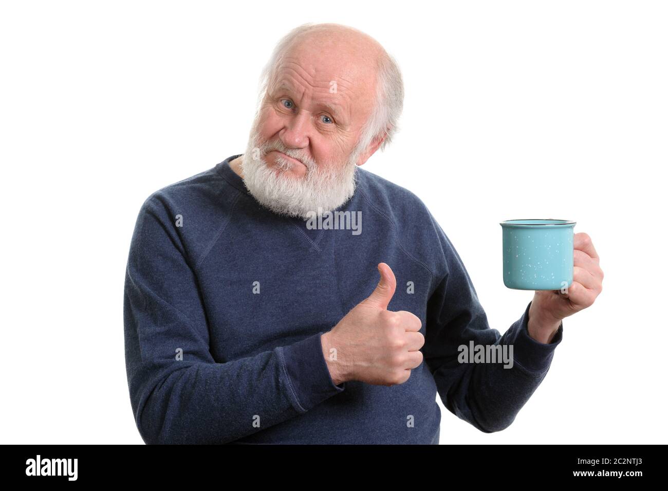 Un homme âgé avec une tasse de mauvais thé ou café showing thumb up isolated on white Banque D'Images