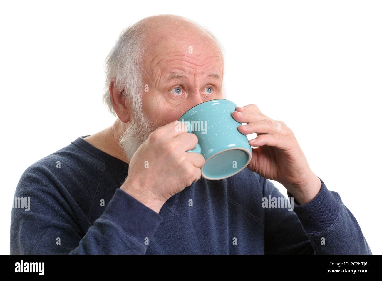 Homme âgé buvant dans une tasse, isolated on white Banque D'Images