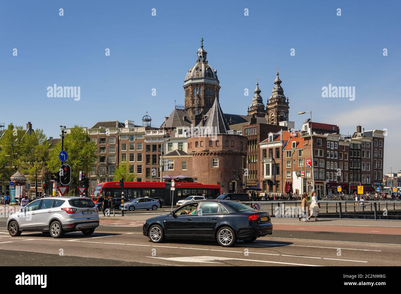 Vue d'Amsterdam rues autour de la Gare Centrale Banque D'Images