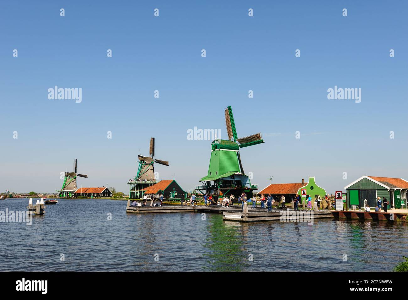 Moulins à vent traditionnel néerlandais à Zaanse, Pays-Bas Banque D'Images