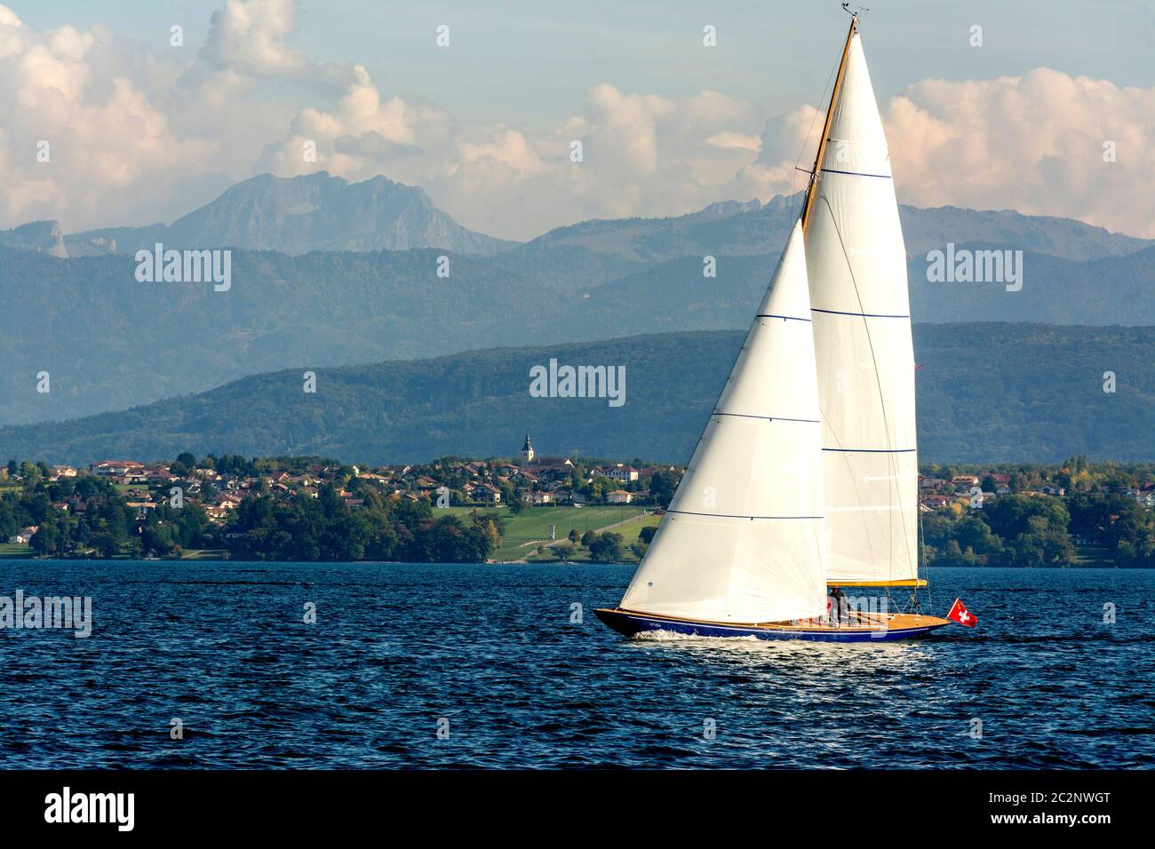 Bateau naviguant sur le lac Léman près de Nyon dans le canton de Vaud, Suisse avec une superbe toile de fond de montagne Banque D'Images