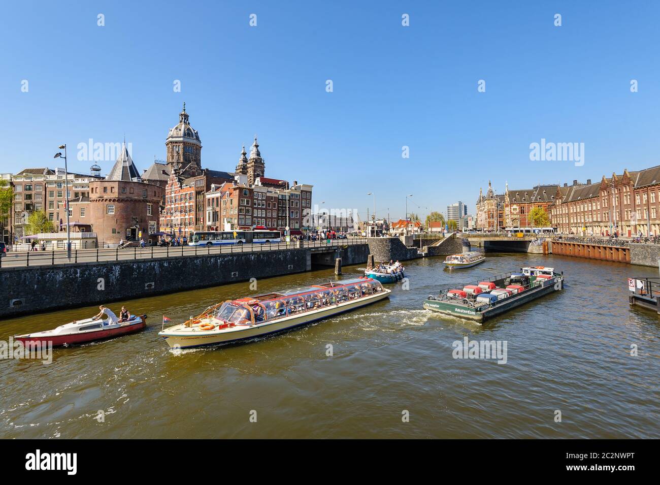 Sightseeng à Canal bateaux près de la Gare Centrale d'Amsterdam Banque D'Images