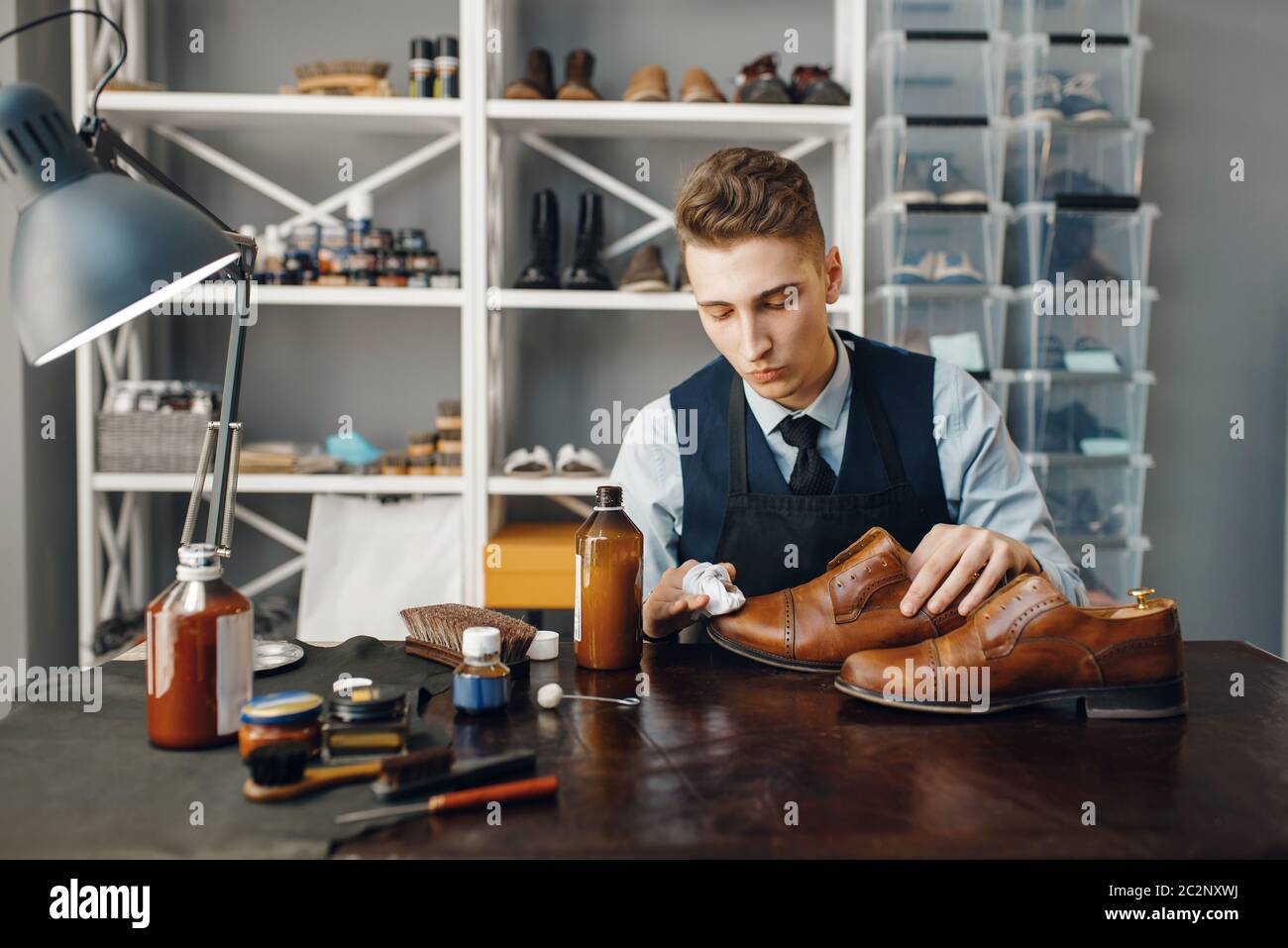 Le cordonnier polit la chaussure, le service de réparation de chaussures.  Compétence d'artisan, atelier de fabrication de chaussures, maître  travaille avec des bottes, magasin de cordonnier Photo Stock - Alamy
