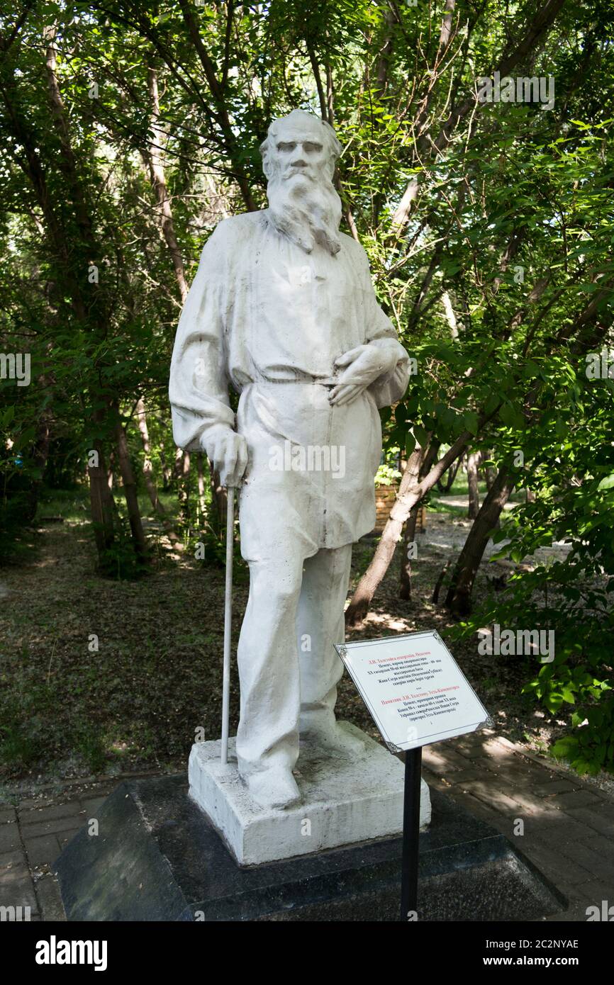 Kazakhstan, UST-Kamenogorsk - 21 mai 2020. Monument Leo Tolstoy dans le parc. Banque D'Images
