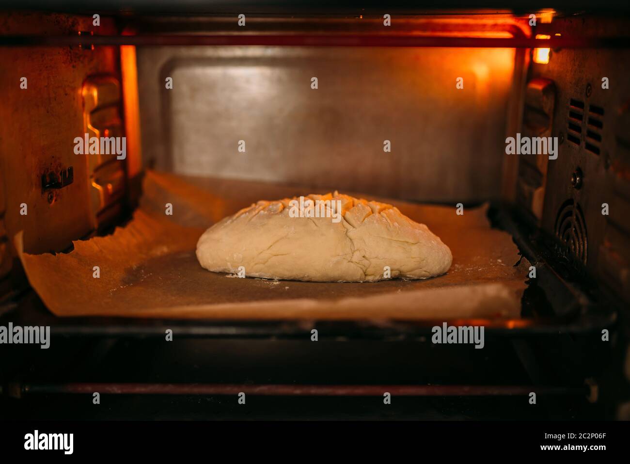 Mini-four électrique pour la cuisson du pain fait maison, porte ouverte,  vue rapprochée. L'équipement de cuisine pour l'alimentation. Machine à pain  Photo Stock - Alamy